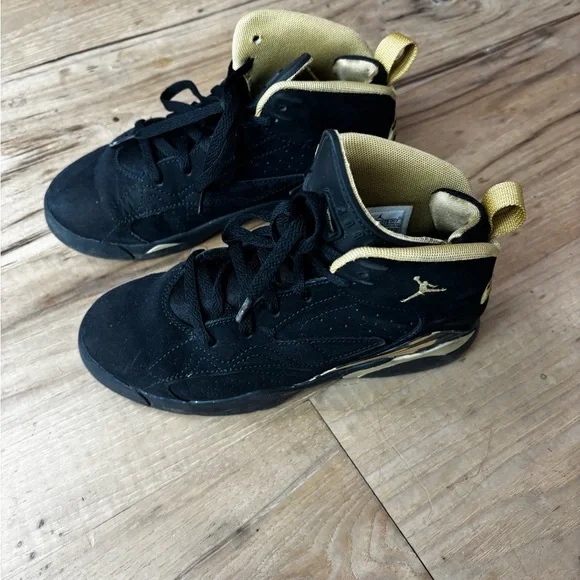 Jordan Black and Gold basketball shoes - Picture 2 of 5